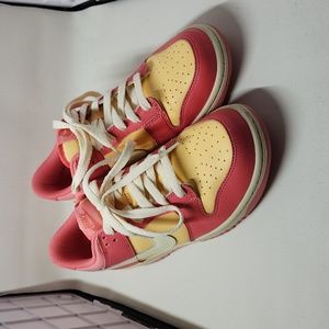 Y6.5 Nike Dunk Low, Strawberry Preach Cream